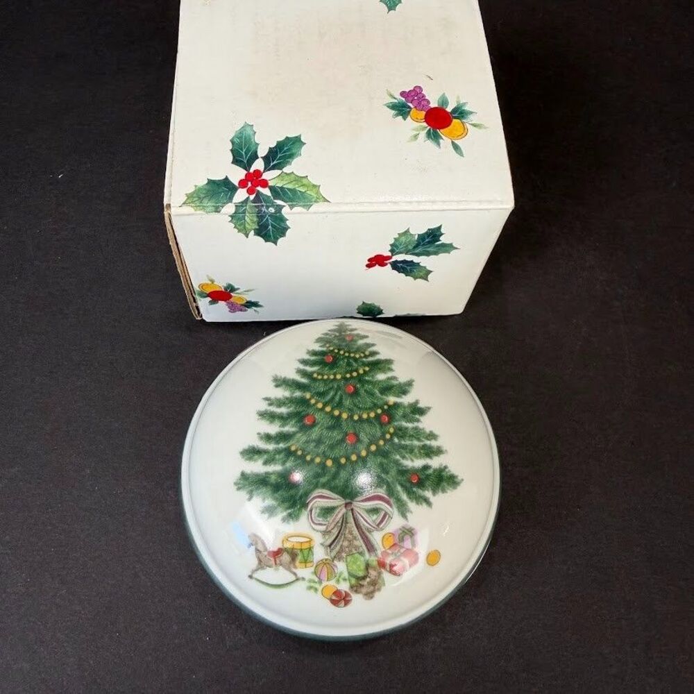 Vintage Mikasa Heritage Christmas Story 3.25" Covered Round Box/Bowl, Very Nice - Picture 3 of 8
